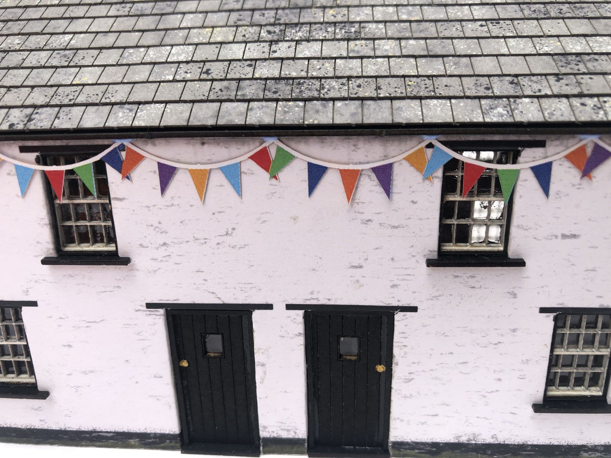 AX182-OO Triangular Multi-Coloured Bunting - Festooned (Pack of 6) - OO/4mm/1:76