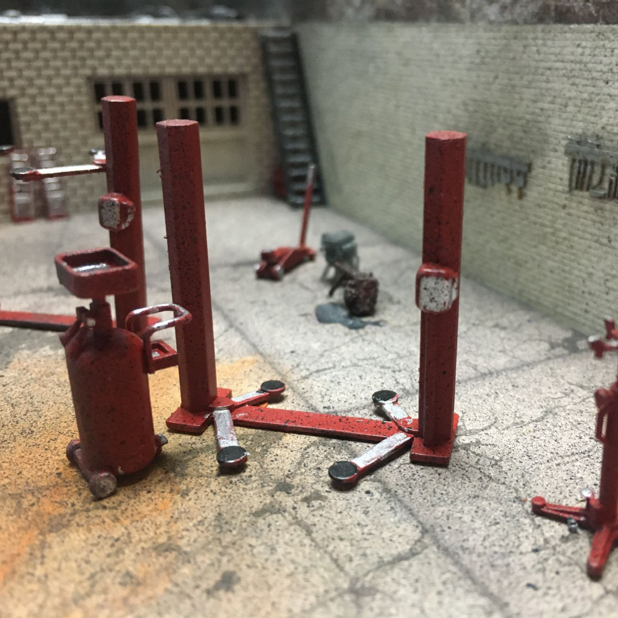 AX483-OO Two Post Vehicle Lifts (Pack of 2) OO/4mm/1:76