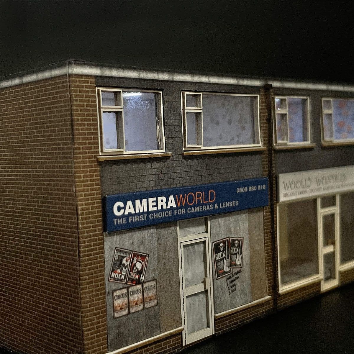 KX089-OO Low Relief 1970's Terraced Shops - OO/4mm/1:76