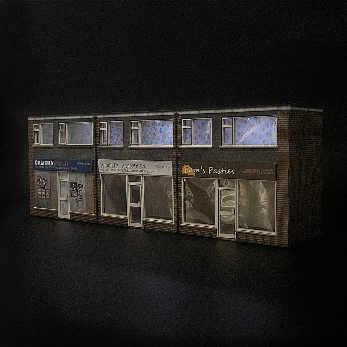 KX089-OO Low Relief 1970's Terraced Shops - OO/4mm/1:76