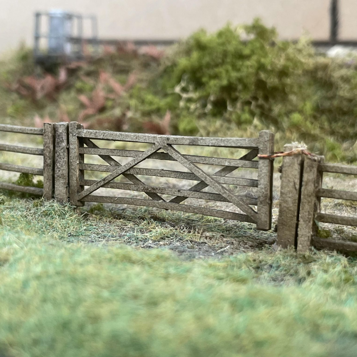 LX001-OO Laser Cut Five Bar Gates & Posts (Pack Of 3) OO/4mm/1:76