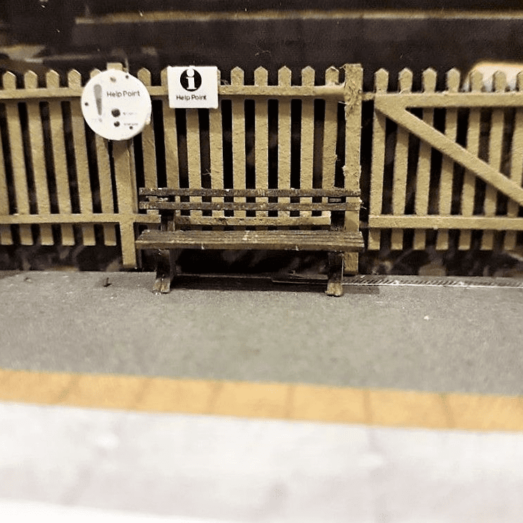 LX579-OO 4ft Platform Fencing (Straights) - OO/4mm/1:76