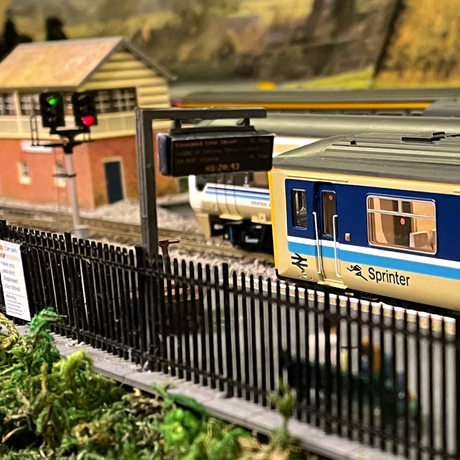 AX014-OO Next Train Indicators/Displays & Platform Clocks OO/4mm/1:76