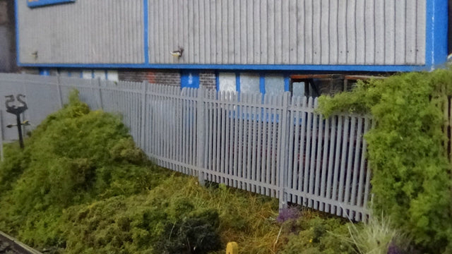 LX017-OO Laser Cut 2m Palisade Security Fencing & Gates OO/4mm/1:76