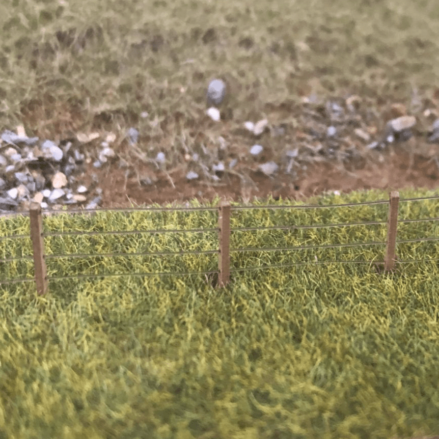 LX056-120 4ft Post & Wire Lineside Fencing - TT:120