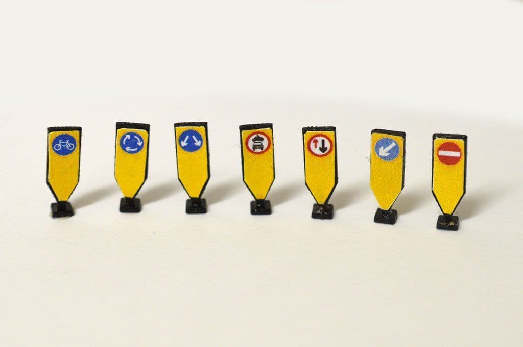LX073-OO Laser Cut Modern Traffic Bollard (Pack of 12) OO/4mm/1:76