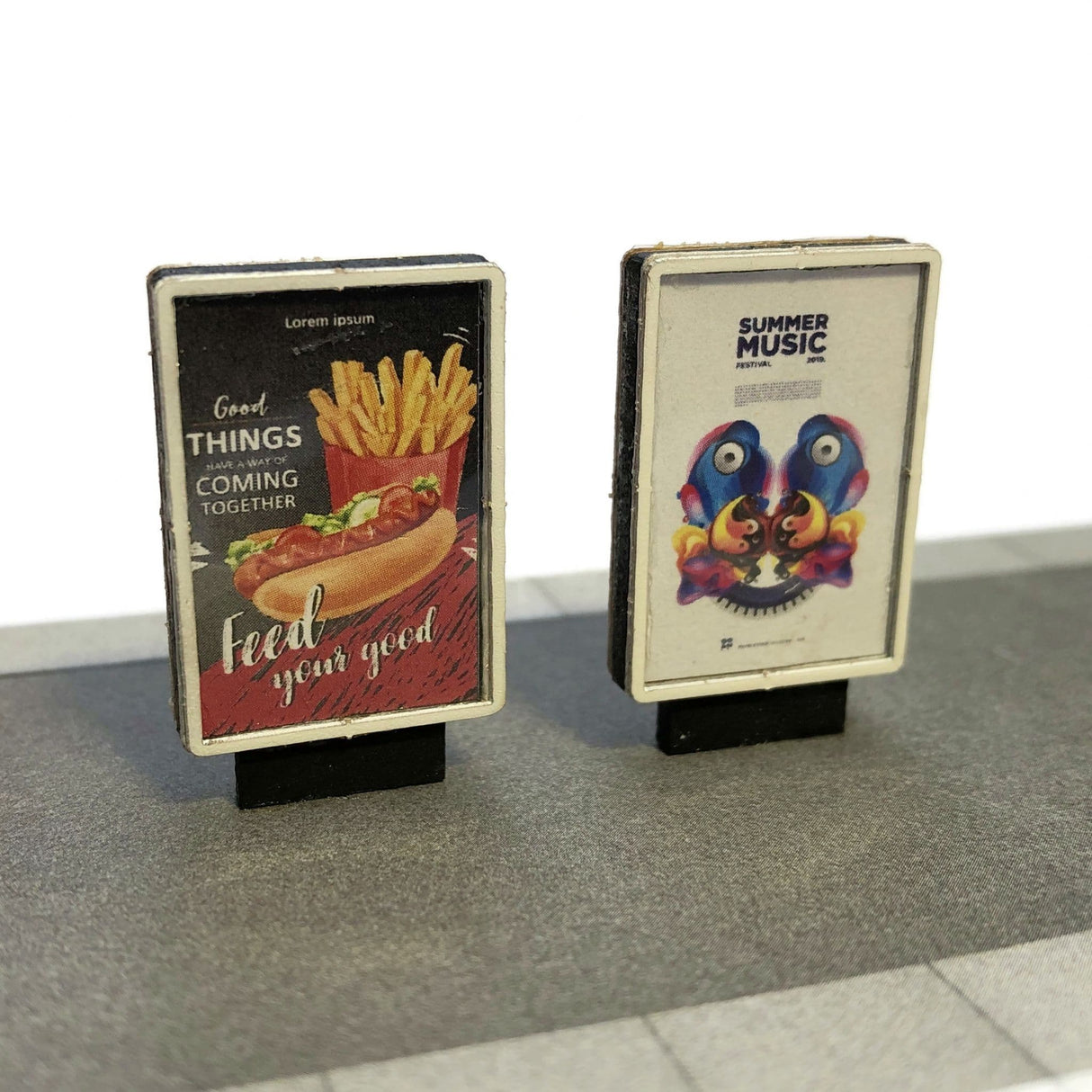 LX411-OO Freestanding Small Modern Advertising Billboards / Hoardings - OO/4mm/1:76