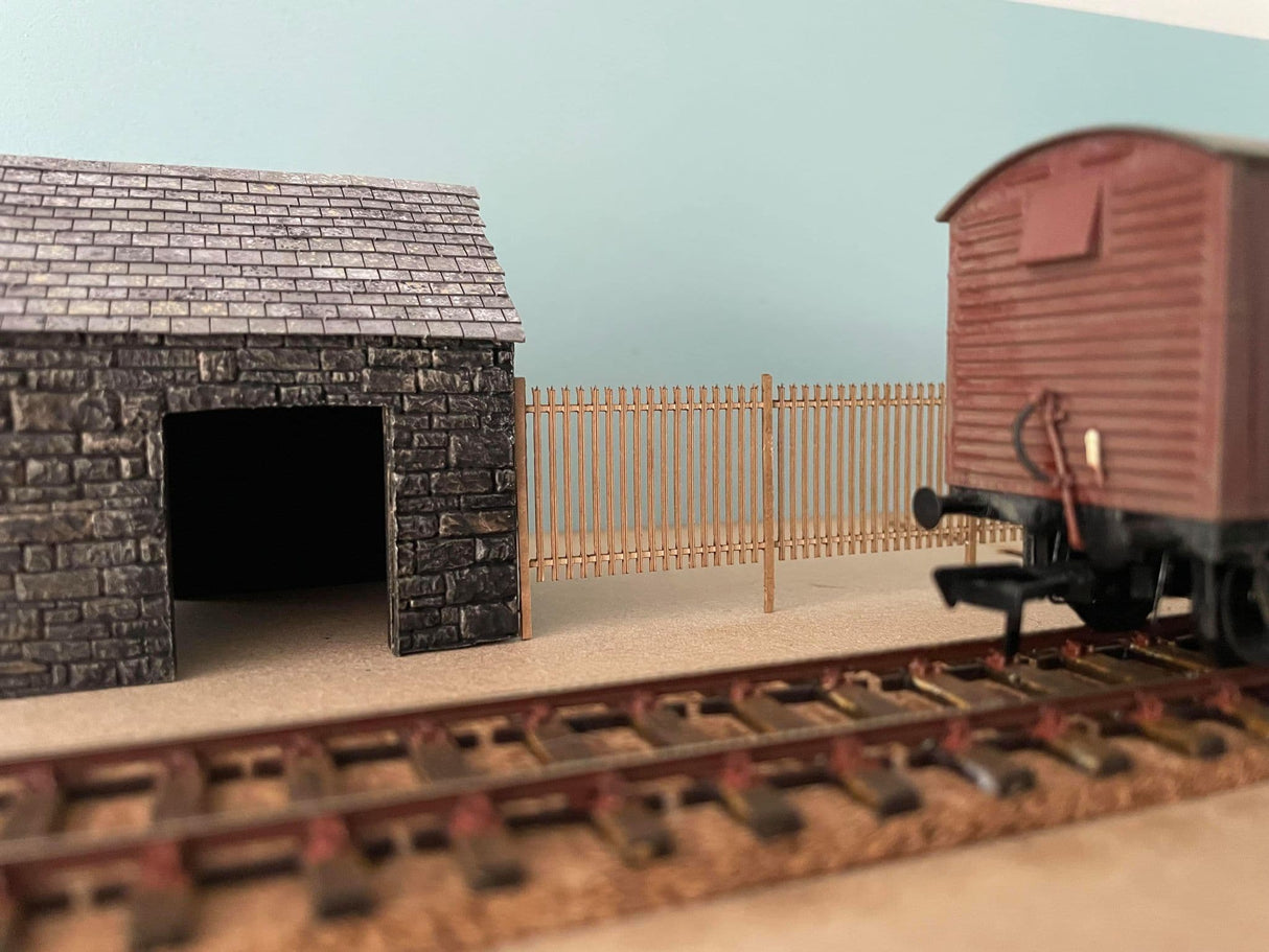 LX429-OO Tri-Spike 2m Palisade Security Fencing & Gates - OO/4mm/1:76