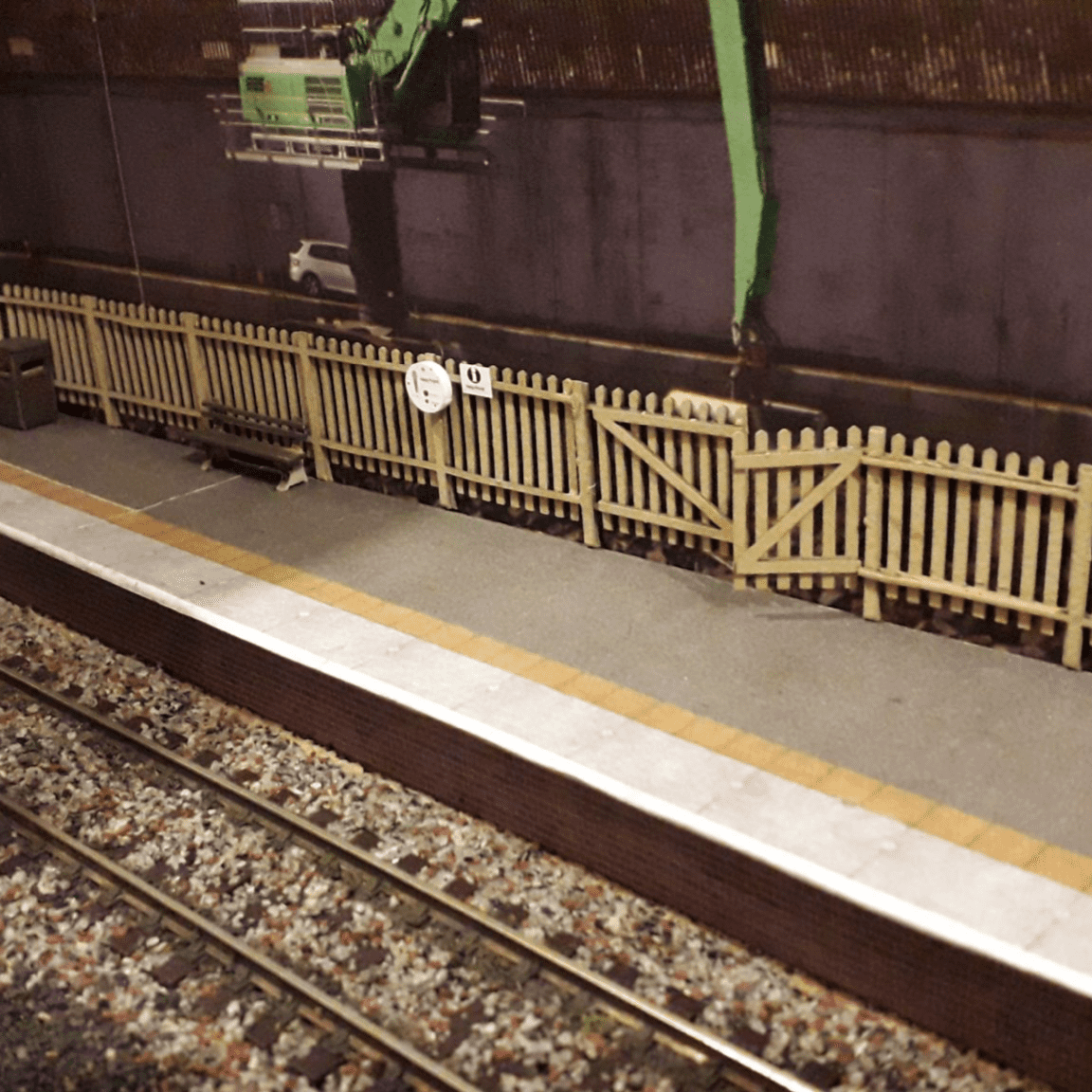 LX579-OO 4ft Platform Fencing (Straights) - OO/4mm/1:76