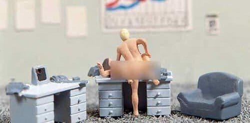 Noch 15953 Lovers in Action On Office Desk OO/HO